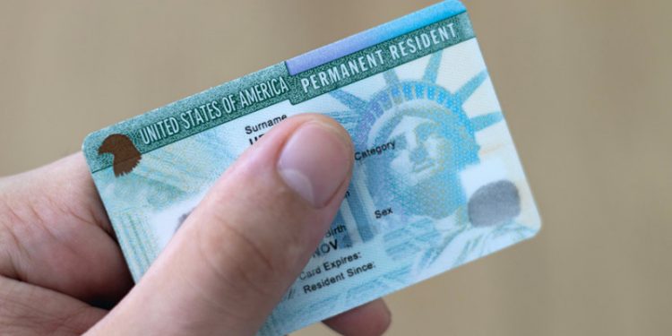 EE.UU. aumenta restricciones contra los dueños de la "green card"