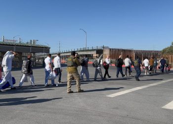 Desde cubanos hasta haitianos: EEUU repatría 65 migrantes a México por puente Hidalgo, Texas