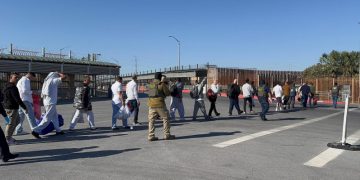 Desde cubanos hasta haitianos: EEUU repatría 65 migrantes a México por puente Hidalgo, Texas