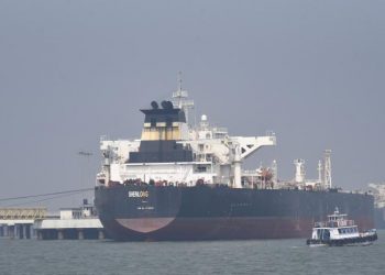 Dos barcos petroleros con destino a India cruzan el estrecho de Ormuz