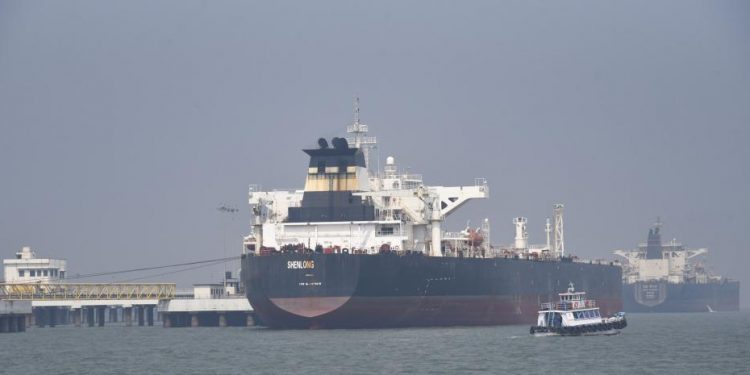Dos barcos petroleros con destino a India cruzan el estrecho de Ormuz