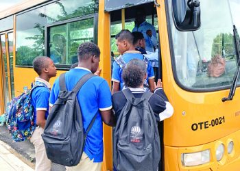 Ministerio de Educación dispone escuelas abran a las 6:30 de la mañana