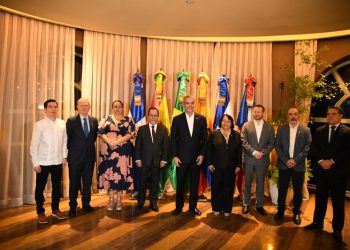 Abinader asiste a apertura de clase magistral sobre transparencia y rendición de cuentas