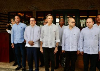 Embajador de Estados Unidos en Haití y Roberto Álvarez se reúnen en la frontera