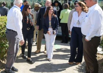 Embajadora Leah Francis Campos visita instalaciones del campus Codevi