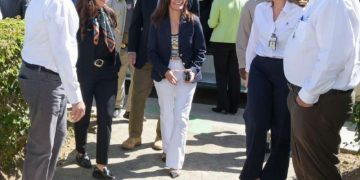 Embajadora Leah Francis Campos visita instalaciones del campus Codevi