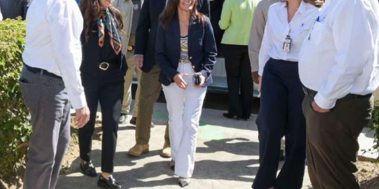 Embajadora Leah Francis Campos visita instalaciones del campus Codevi