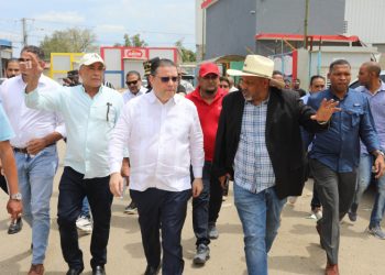 Ministro de Industria y Comercio se reúne con comerciantes en la frontera para impulsar el comercio