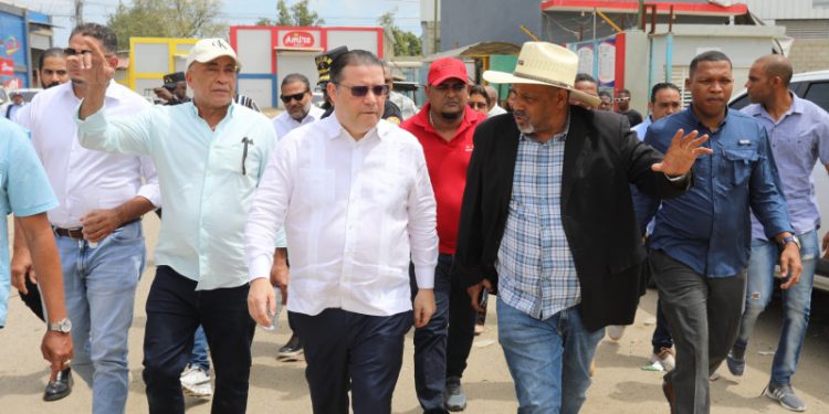 Ministro de Industria y Comercio se reúne con comerciantes en la frontera para impulsar el comercio