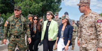 Embajadora de los EE. UU. recorre frontera de Dajabón