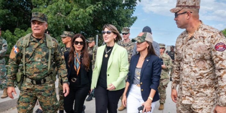 Embajadora de los EE. UU. recorre frontera de Dajabón