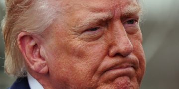 "Reducir" la guerra, pero enviar más tropas: los mensajes contradictorios de Trump sobre Irán