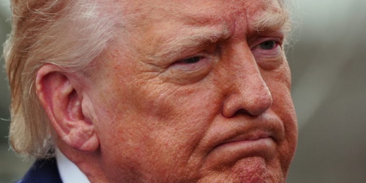 "Reducir" la guerra, pero enviar más tropas: los mensajes contradictorios de Trump sobre Irán