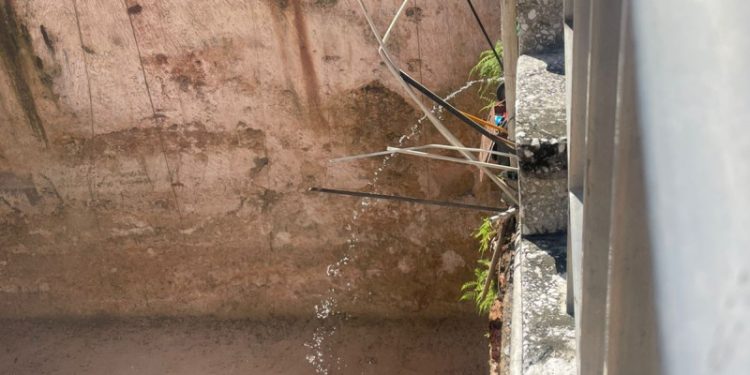 Bomberos evacúan a familia por riesgo de derrumbe en obra de la Rómulo Betancourt