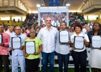 Abinader entrega 2,315 certificados de títulos de propiedad en San Pedro de Macorís
