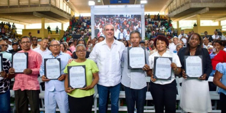 Abinader entrega 2,315 certificados de títulos de propiedad en San Pedro de Macorís