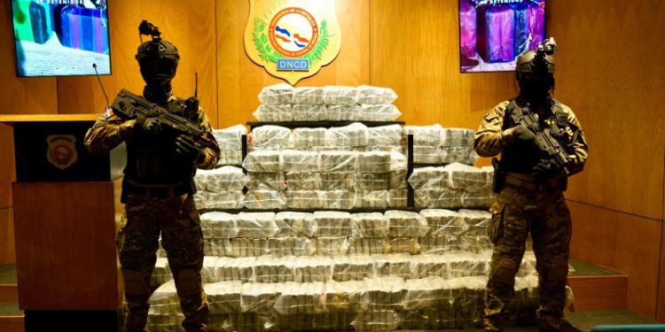 Incautan 564 paquetes de presunta cocaína y arrestan a cinco hombres en Barahona