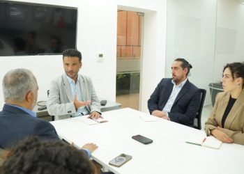 Promueven conferencia sobre la sustitución de los combustibles fósiles por energías limpias