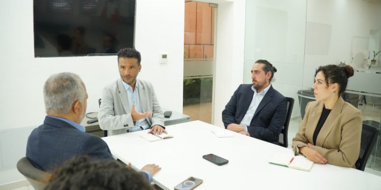 Promueven conferencia sobre la sustitución de los combustibles fósiles por energías limpias