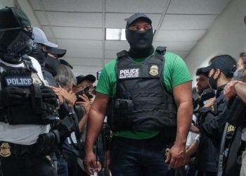 Gobernadora limita que agentes de ICE lleven el rostro cubierto