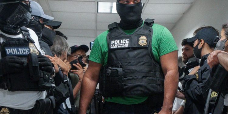 Gobernadora limita que agentes de ICE lleven el rostro cubierto