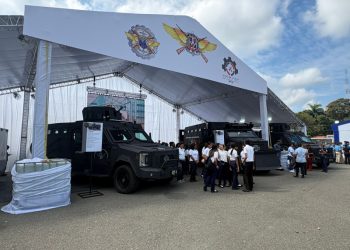 La industria militar presenta vehículos blindados en Santiago