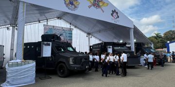 La industria militar presenta vehículos blindados en Santiago