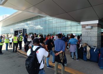 Pasajeros varados en el AILA protestan y piden respuestas