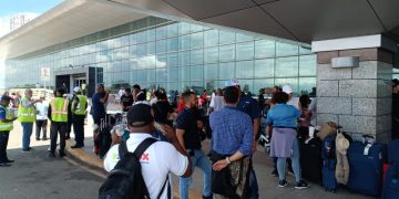 Pasajeros varados en el AILA protestan y piden respuestas
