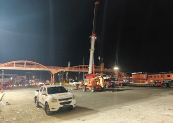 Pasadas las 6:00 de la mañana de este lunes continúa el desmonte del puente del kilómetro 9