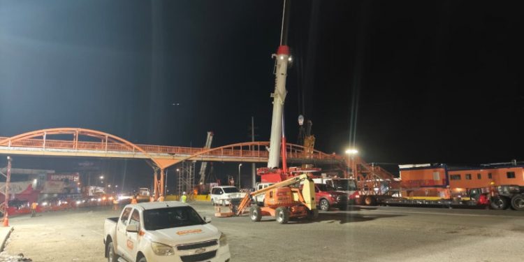 Pasadas las 6:00 de la mañana de este lunes continúa el desmonte del puente del kilómetro 9