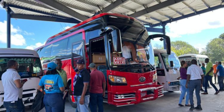 Pocos pasajeros viajan este lunes al interior; prevén que el flujo aumente el Miércoles Santo