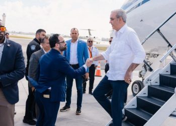 Presidente Abinader arriba a Miami para participar en cumbre regional convocada por Donald Trump*