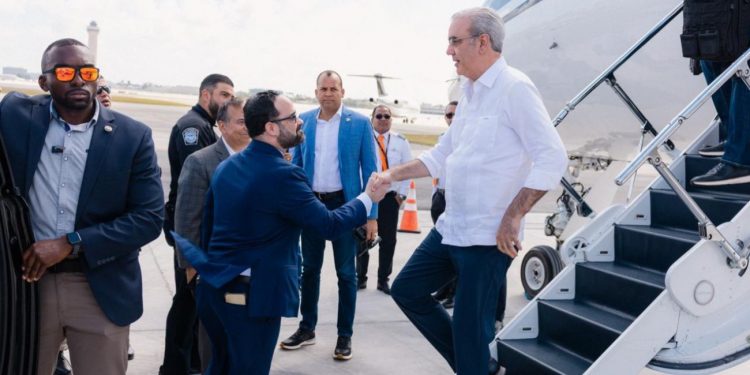 Presidente Abinader arriba a Miami para participar en cumbre regional convocada por Donald Trump*