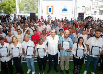 Presidente Abinader entrega 442 certificados de títulos de propiedad de los 688 contemplados en el proyecto Hato Nuevo II, que impacta a 2,752 personas de Los Alcarrizos