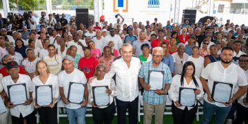 Presidente Abinader entrega 442 certificados de títulos de propiedad de los 688 contemplados en el proyecto Hato Nuevo II, que impacta a 2,752 personas de Los Alcarrizos