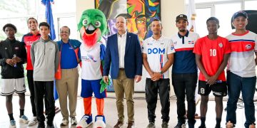 Alcalde Ulises Rodríguez recibe mascota de Santo Domingo 2026