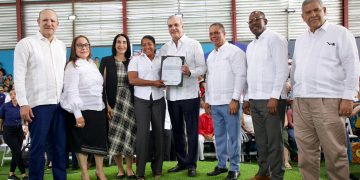 Presidente Abinader entrega 1,025 títulos de propiedad en Hato del Yaque elevando a 7,632 los otorgados en la provincia de Santiago