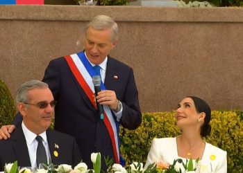 Kast rompe protocolo para felicitar a Abinader por su aniversario de matrimonio
