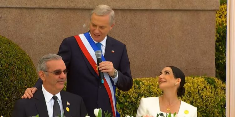 Kast rompe protocolo para felicitar a Abinader por su aniversario de matrimonio