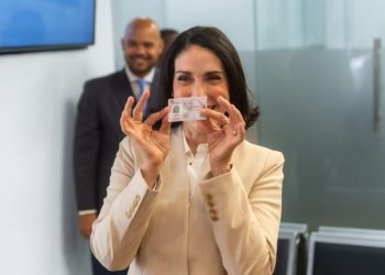 La primera dama Raquel Arbaje renueva su licencia de conducir bajo el nuevo sistema del INTRANT