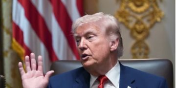 Trump amenaza con destruir principal terminal petrolera de Irán si no logra acuerdo