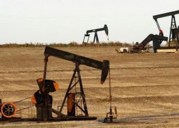 Alza del petróleo continúa mientras bolsas retroceden ante posible tregua en Irán