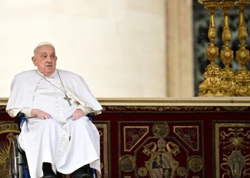 Tras el primer año de la muerte del papa Francisco, peregrinos continúan visitando su tumbar