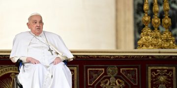 Tras el primer año de la muerte del papa Francisco, peregrinos continúan visitando su tumbar