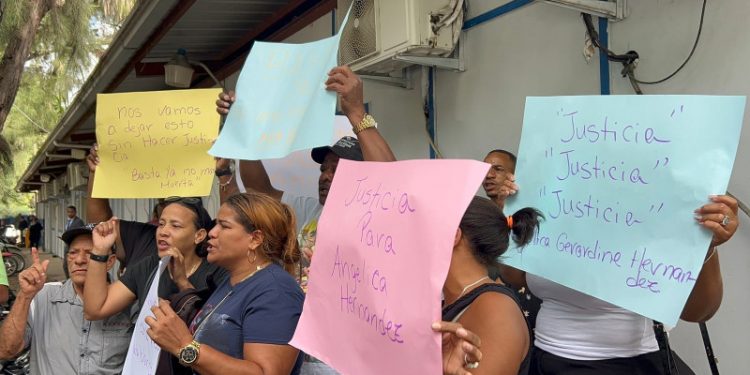 Familiares de joven que murió en cirugía estética en Santiago se querellan contra 4 personas