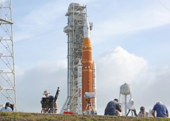 Artemis II inicia maniobras para dejar órbita terrestre y dirigirse a la Luna