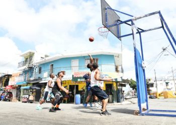 Juegos de dominó, vitilla, baloncesto y la fe predominan en sectores del Distrito Nacional