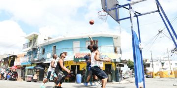 Juegos de dominó, vitilla, baloncesto y la fe predominan en sectores del Distrito Nacional
