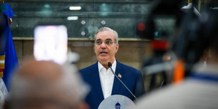 Abinader busca “acuerdo nacional” para reducir impacto en familias por conflicto en Medio Oriente